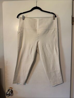 Athleta Salutation Stash Capri